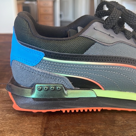 RARE!! Retro Pumas in shades of grey with great pops of color - Picture 7 of 7